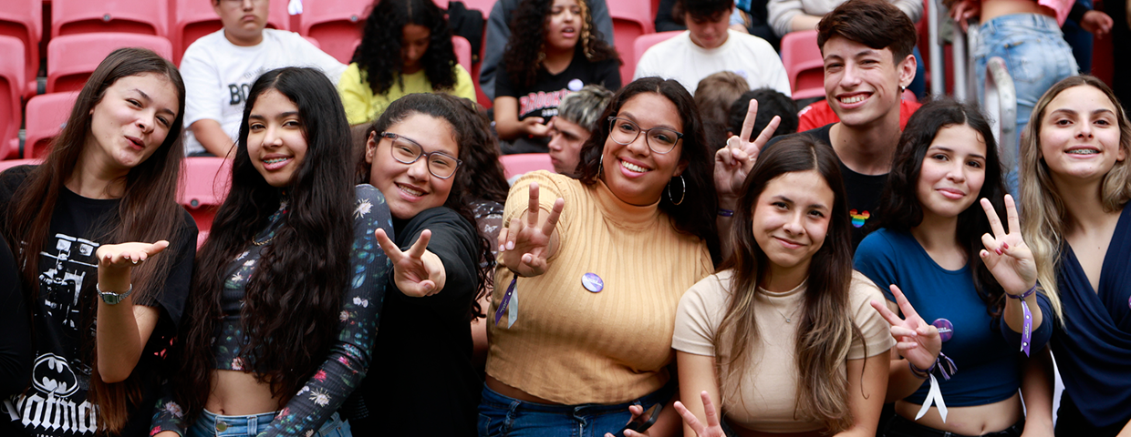Garotas felizes fazendo sinal positivo com a mão