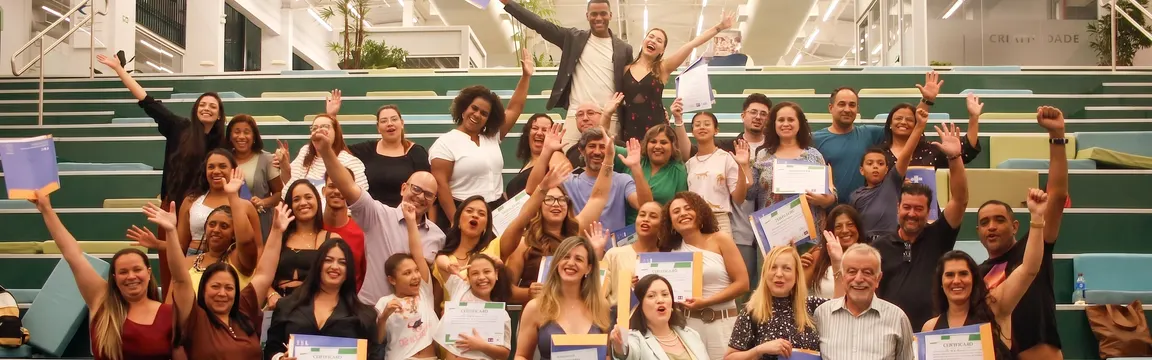 Turma comemorando a conclusão da formação com certificados