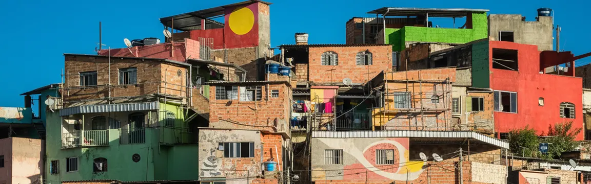 Casas coloridas de uma comunidade no morro