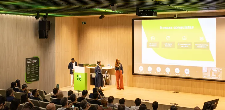 Apresentação de resultados da formação em um palco