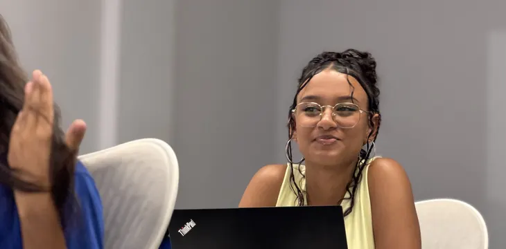 Jovem com notebook em uma atividade de tecnologia