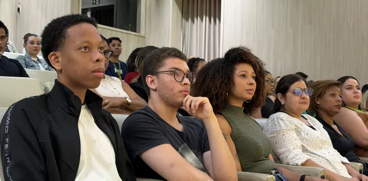 Participantes assistindo a uma formação em um auditório