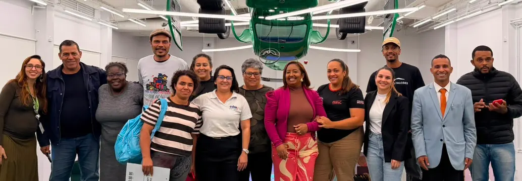 Grupo de lideranças comunitárias reunido em um espaço interno