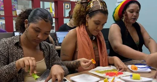 Jovens produzindo peças artesanais durante uma oficina