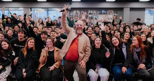 Turma reunida e comemorando durante uma formação