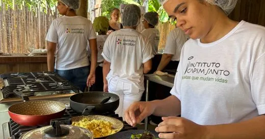 Jovens preparando alimentos durante uma formação em gastronomia