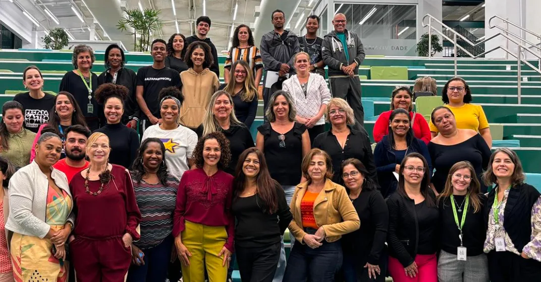 Encontro com moradores de uma comunidade em uma quadra
