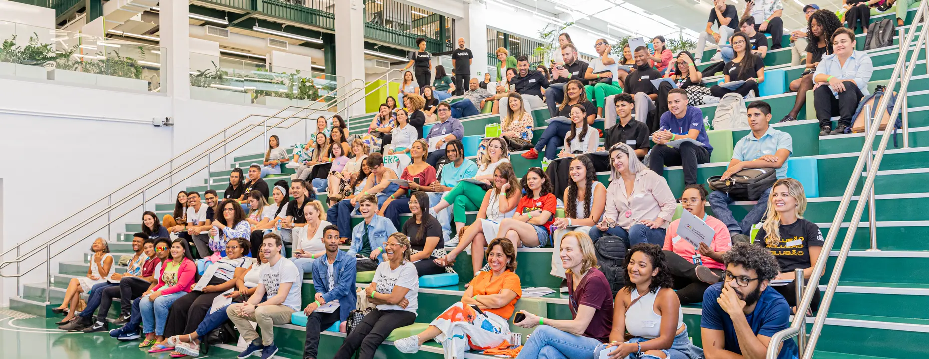 Jovens do Localiza Labs reunidos em uma arena