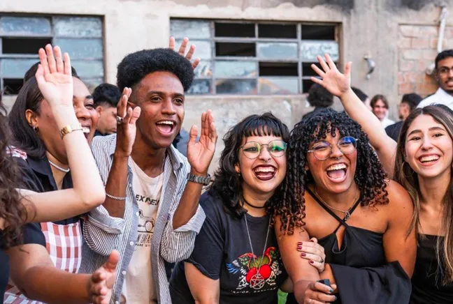 Jovens comemorando juntos durante uma atividade do Instituto Localiza