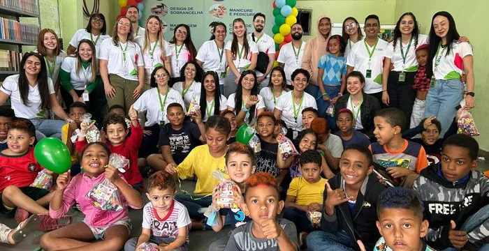 Voluntários e crianças reunidos em uma ação comunitária
