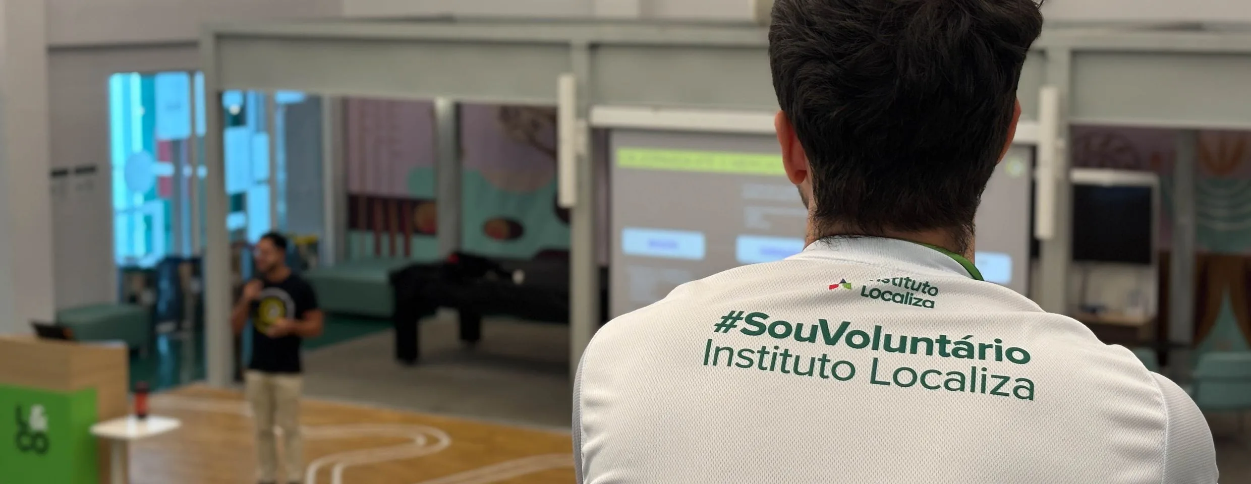 Voluntário de costas, com a camiseta #SouVoluntário Instituto Localiza